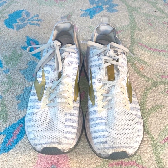Brooks Running Shoes Great Condition Size 10.5 Women's - Picture 2 of 5